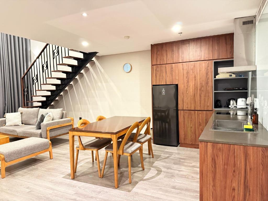 Kitchen & Dining