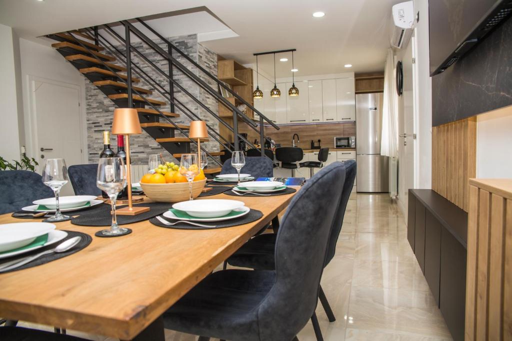 Kitchen & Dining